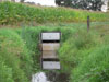 Door middel van dit stuwtje in de Dommel kunnen landbouwers aan peilbeheer doen.